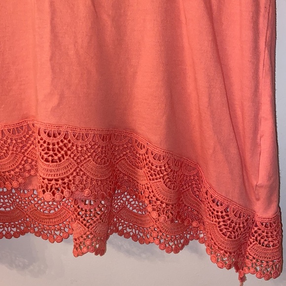 🌺 OLD NAVY Lace Hem Loose Fit T-Shirt - Picture 3 of 7